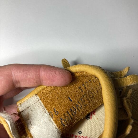 Minnetonka Pa-Poo-Shu Moccasin Natural Yellow Fringe Leather Baby Booties Shoes - Picture 9 of 9